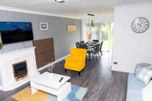 Μια τηλεόραση ή/και κέντρο ψυχαγωγίας στο 3 Bedroom House Manchester with en-suite Free Wifi and Parking