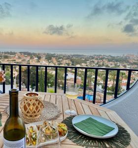un tavolo con piatti di cibo e una bottiglia di vino di Casa LA MAR imperial park - Calpe Costa Blanca a Calpe