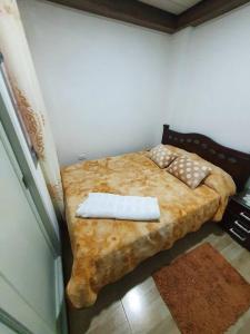 a bedroom with a large bed with two pillows at Apartamento N2 completo independiente Montenegro in Montenegro