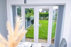 Κήπος έξω από το 3 Bedroom House Manchester with en-suite Free Wifi and Parking