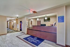 a lobby of a hospital with a reception desk at Cobblestone Hotel & Suites Pulaski/Green Bay in Pulaski