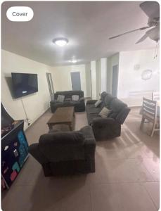 TV a/nebo společenská místnost v ubytování Cozy Apt