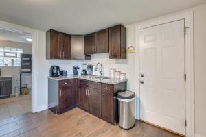 Gallery image of Dog-Friendly Blue Island Apt with Backyard! in Blue Island +16 photos