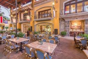 Restaurace v ubytování Apartamento de Lujo en Playa Jacó, Frente al Mar, Wifi, AC, Parqueo Privado y Piscinas