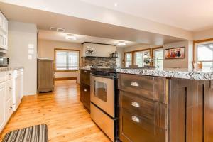 eine große Küche mit Holzböden und einer Arbeitsplatte in der Unterkunft Muskoka Lakeshore Cottage Bliss in Gravenhurst + 85 Fotos