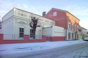 Byggingin sem gistihúsið er í