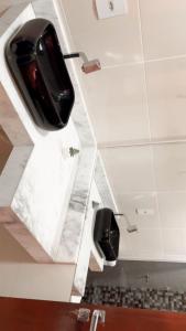 ein Bad mit einem WC an der Decke in der Unterkunft Residencial AMB in Confresa