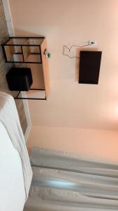 ein Zimmer mit einem Bett und einem Schreibtisch an der Wand in der Unterkunft Residencial AMB in Confresa