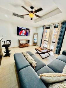 TV a/nebo společenská místnost v ubytování Apartamento de Lujo en Playa Jacó, Frente al Mar, Wifi, AC, Parqueo Privado y Piscinas