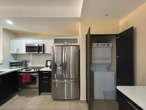 Kuchyň nebo kuchyňský kout v ubytování Apartamento de Lujo en Playa Jacó, Frente al Mar, Wifi, AC, Parqueo Privado y Piscinas
