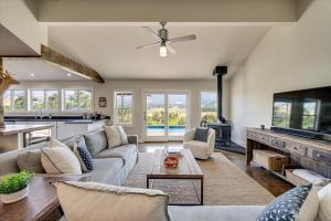 a living room with a couch and a table at Calistoga Vista A Wine Country Escape in Calistoga