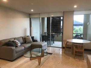 カジュアライナにあるCoastal Bliss Studio - Santai 224のソファとテーブルのあるリビングルーム