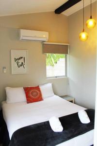 Ένα ή περισσότερα κρεβάτια σε δωμάτιο στο Bobs Haven - Long Bay Coromandel