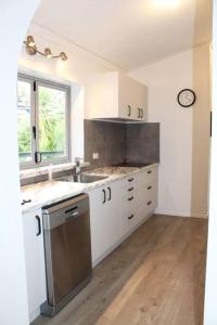 Η κουζίνα ή μικρή κουζίνα στο Bobs Haven - Long Bay Coromandel +7 φωτογραφίες