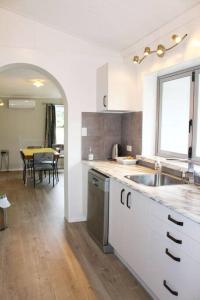 Η κουζίνα ή μικρή κουζίνα στο Bobs Haven - Long Bay Coromandel