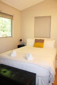 Ένα ή περισσότερα κρεβάτια σε δωμάτιο στο Bobs Haven - Long Bay Coromandel