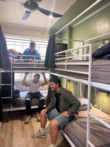 Uma ou mais camas em beliche em um quarto em Mad Monkey Hostel Coogee Beach