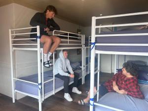 Uma ou mais camas em beliche em um quarto em Mad Monkey Hostel Coogee Beach