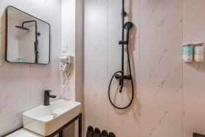 Un baño de Qiqiaowu Hotel Beijing Daxing Airport Line Caoqiao Subway Station Branch