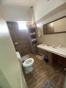 Et badeværelse på Hospedaje La Maruca Tinogasta