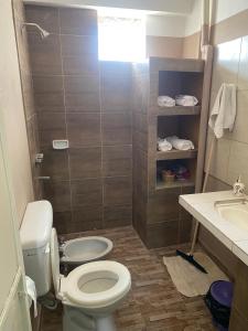 Et badeværelse på Hospedaje La Maruca Tinogasta + 19 billeder