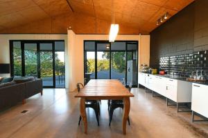 マレニーにあるUpper Houseの部屋にある木製のテーブルのあるキッチン +7枚の写真