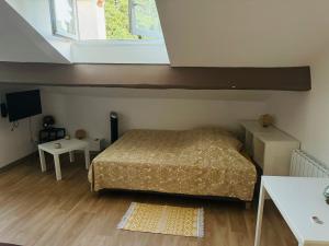 En eller flere senge i et værelse på Paradis calme en plein centre ville