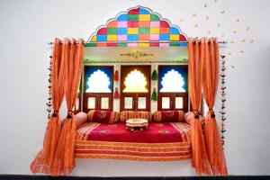 a bed in a room with a window at Whitehaven Villa in Thūr