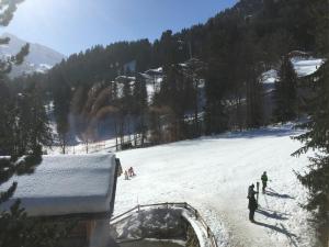 a group of people skiing down a snow covered slope at Duplex 3 chambres pour 6 pers, proche village, ski aux pieds - FR-1-459-230 in La Clusaz +3 photos