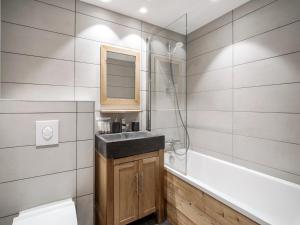 Koupelna v ubytování Grand appartement ski in/ski out pour 10 pers. à Saint Martin de Belleville, WiFi, balcon - FR-1-570-63 + 9 fotografií