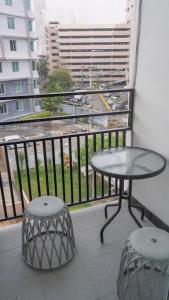 Balcone o terrazza di Skyzie nimman with airport pick up