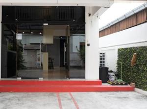 una porta aperta di un edificio con pavimento rosso di Skyzie nimman with airport pick up a Chiang Mai