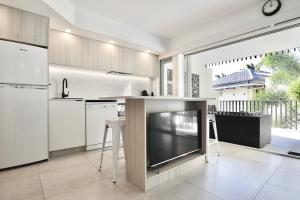 Kuchyň nebo kuchyňský kout v ubytování 225 2 Bedroom Garden Oasis French Quarter Resort