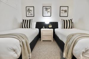 Postel nebo postele na pokoji v ubytování 225 2 Bedroom Garden Oasis French Quarter Resort + 33 fotografií