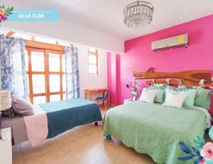 1 dormitorio con 2 camas y pared de color rosa en Villa Flor Acapulco, en Acapulco 72 fotos más