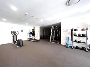 Fitness centrum a/nebo fitness zařízení v ubytování Near New Apartment close to Airport & Ramsgate Beach
