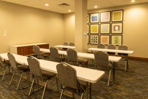 a classroom with tables and chairs in a room at Holiday Inn Express - Grand Island by IHG in Niagara Falls +37 photos
