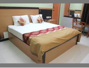 Ένα ή περισσότερα κρεβάτια σε δωμάτιο στο JK Residency