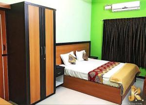 Ένα ή περισσότερα κρεβάτια σε δωμάτιο στο JK Residency