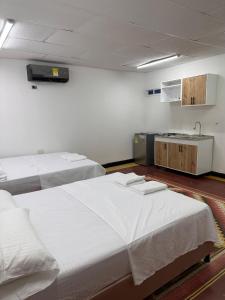 Postel nebo postele na pokoji v ubytování HOSTAL CASA PALMA
