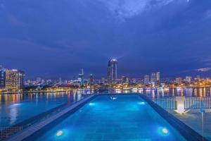 Bazén v ubytování IBIZA Riverfront Da Nang Hotel nebo v jeho okolí