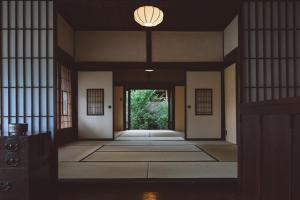 北斗市ëighten Private Guesthouse Yoga Retreat 1日1組限定古民家宿エイテン的一间空房间,走廊上设有门