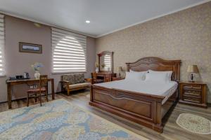 Postel nebo postele na pokoji v ubytování Shah Palace Hotel