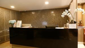 vestíbulo con recepción con flores en la pared en 18 Residence, en Bangkok 38 fotos más