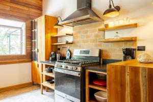 Кухня или мини-кухня в Casa PlayaAzul, walk to the beach, 3 rooms
