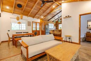 Гостиная зона в Casa PlayaAzul, walk to the beach, 3 rooms