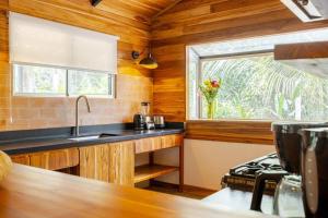 Кухня или мини-кухня в Casa PlayaAzul, walk to the beach, 3 rooms
