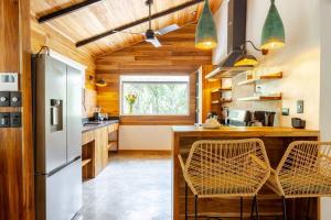 Кухня или мини-кухня в Casa PlayaAzul, walk to the beach, 3 rooms
