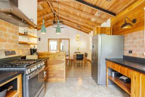 Кухня или мини-кухня в Casa PlayaAzul, walk to the beach, 3 rooms
