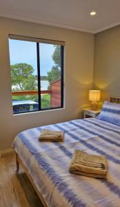 Ένα ή περισσότερα κρεβάτια σε δωμάτιο στο Clayton Bay Riverside Holiday Park